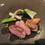 シェヌー - 羊のステーキ　甘みがあり、柔らかい。そして大きい。贅沢だ。。個人的にはソースにもう少しパワーと量が欲しいかな。