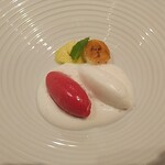 シェヌー - デザート1　イチゴのジェラートと酒粕のジェラート