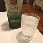シェヌー - ジントニック　確かジンは地物だったと思います。