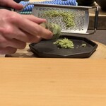 SUSHI BANYA KAI - チーズを削る器具でわさびを擦っている