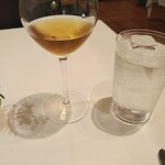 シェヌー - チーズにはデザートワインがおすすめとのことでしたが、後味が残るので、ジントニックも合わせました。私はこれが正解かなと思います。