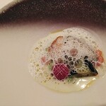 297499740 - 鮑と帆立のホワイトソース　焼いたことで味が濃縮されうまみが増した感じがする。個人的にはかぶの葉を混ぜたソースのほんのりした青っぽさと甘さと貝の出汁の旨味が重層的なおいしさを生んでいると思う