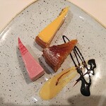 シェヌー - ケーキ　イチゴと木苺のムース、レモンタルト、オリジナルタルト。いずれも質が高いですね。