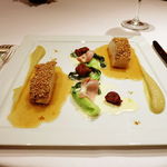 メゾン ポール・ボキューズ - 白胡麻を纏った鶏胸肉のクリスティヤン ほのかなカレー風味のアーティーチョークのピューレ 青梗菜のブレゼを添えて