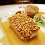 メゾン ポール・ボキューズ - 白胡麻を纏った鶏胸肉のクリスティヤン ほのかなカレー風味のアーティーチョークのピューレ 青梗菜のブレゼを添えて