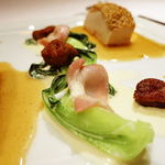 メゾン ポール・ボキューズ - 白胡麻を纏った鶏胸肉のクリスティヤン ほのかなカレー風味のアーティーチョークのピューレ 青梗菜のブレゼを添えて