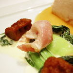 メゾン ポール・ボキューズ - 白胡麻を纏った鶏胸肉のクリスティヤン ほのかなカレー風味のアーティーチョークのピューレ 青梗菜のブレゼを添えて