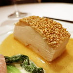 メゾン ポール・ボキューズ - 白胡麻を纏った鶏胸肉のクリスティヤン ほのかなカレー風味のアーティーチョークのピューレ 青梗菜のブレゼを添えて