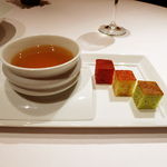 メゾン ポール・ボキューズ - ハーブティーと小菓子