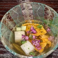 日本料理 研野 - 蓴菜・山芋・雲丹を出汁に合わせて穂紫蘇と柚子で香りづけ