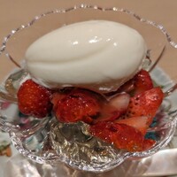日本料理 研野 - 牛乳と生クリーム練乳のアイスクリーム　アマレットジュレ・京都苺
