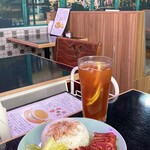 香港軽食 - 叉焼飯とレモンティー