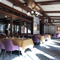 万平ホテル メインダイニングルーム - 明るく優雅な朝食エリア