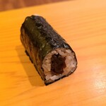 鮨 さかい - ㉓干瓢巻き 
      干瓢巻が登場すると「幸せな時間の終演」を感じ切なくなります
      海苔の薫りが素晴らしく、赤酢のシャリの美味しさを素直に感じ取れます 