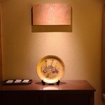 鮨 さかい - 昨年から土足OKになったのは大きな変化ですが、清潔感に大きな変化はありません
      ゴールデンウィーク前なので端午の節句らしく兜の描かれた金箔張りのお皿