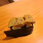 鮨 さかい - ⑲北紫雲丹(青森県大間産、大千《ダイセン》)
      産卵は秋、旬は春～夏
      大きな北紫雲丹を5秒ホールド、品のある甘みと旨みが口腔内に拡がります