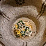 鮨 さかい - ①解し毛蟹(北海道噴火湾産)&菊菜&黄菊花弁の和え物
      産卵は晩秋～晩冬、親蟹から若蟹に旬が移り、軟らかく軽やかな旨み、菊菜&黄菊花弁のお浸しと合わせてサッパリと楽しみました