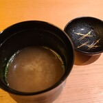 鮨 さかい - ⑳お味噌汁
      真鯛は直ぐ臭みが出るので普通は焼いてから出汁を取るのですが、鮨さかいサンでは洗いで細かな血などを徹底的に取り除くそう
      透明感のある深い旨みが良い