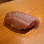 鮨 さかい - ⑯本鮪大トロ(岩手県大船渡産、206kg、定置網、やま幸)
      産卵期の夏本鮪、めちゃサシが入って白過ぎる位なのですか、口溶けが遅い、何故だろう？
      脂自体は華やかでコクのある旨みだけど奥行きが足りない