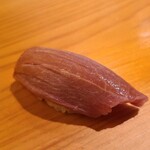 鮨 さかい - ⑮本鮪中トロ(岩手県大船渡産、206kg、定置網、やま幸)
      産卵期の夏本鮪、腹上一番の脂の軽やかな味わいはあるけれどやはり口溶けが遅い
      今の時期は良い個体が少ないのでしょうね