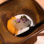 鮨 さかい - ②真鯛白子(福岡県糸島産)&蝦夷馬糞雲丹(北海道根室産)&フレッシュキャビア(中国産)&土佐酢ジュレ載せ、紫蘇穂花
      真鯛白子の軽やかなコク、蝦夷馬糞雲丹の甘み、フレッシュキャビアの塩味ある旨みを楽しむ