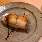 鮨 さかい - ㉒煮真穴子(長崎県対馬列島産)
      産卵は初夏～初秋、旬は夏～秋
      脂がのり味わいが深い、フワフワと軟らかく、口の中に入れた瞬間にシャリがほどけ、一気に拡がる旨み、ツメも濃過ぎず軽やかな後味