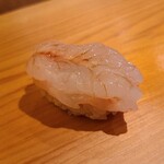 鮨 さかい - ⑱牡丹海老(正式名:富山海老、北海道増毛産)
      産卵は秋～春、旬も包卵する秋～春
      全て雄で誕生、5年で性転換し全て雌になる
      身はプリプリとしつつもねっとり食感、甘みも強く旨みもしっかり