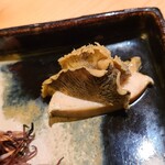 鮨 さかい - ⑤酒蒸し黒鮑(福岡県鐘崎産、雌)、肝ソース添え
      産卵は秋～冬、旬は初夏～夏
      厚みのある切り分け、プルプルと軟らかい
      旨みと甘みが抜群、肝ソースの磯の香りも良いですね