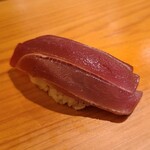 鮨 さかい - ⑭本鮪赤身(岩手県大船渡産、206kg、定置網、やま幸)
      日本近海本鮪の産卵は春～夏、旬は初秋～冬
      産卵期の夏本鮪、赤身独特の風味があり、軽めの漬けで程好い酸味、しかし口溶け遅い、こういう時もあるよね