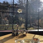 万平ホテル メインダイニングルーム - ガラス越しに見えるお庭