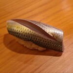 鮨 さかい - ⑫小鰭(熊本県天草産)
      産卵は春、旬はそれぞれ、小鰭は夏、寿命3年
      塩振りと〆具合は旨みと香りのバランスが取れていて好きです
      魚の成長度合いによって塩振り量が変わる熟練の技が必要なネタです