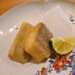 鮨 さかい - ⑧微細パン粉の太刀魚(神奈川県三浦半島産)フライ
      産卵は春～秋、旬は秋～冬、通年美味しい
      微細パン粉の衣、揚げることで脂を活性化させあり口腔内で旨みが拡がります