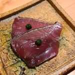 鮨 さかい - ③炭火炙り藁で燻した上り鰹(鹿児島県枕崎産)のヅケ、摺り鴨頭葱(こうとうねぎ)&摺り生姜載せ
      モチモチとした食感とアミノ酸やイノシン酸等の旨み、藁の燻香、それらをヅケでギュッと一纏めにしています