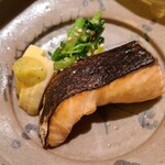 鮨 さかい - ⑨炭火焼き桜鱒(北海道寿都産)、煮筍(福岡県八女産)&芹(大分県日田産)のお浸し
      皮のパリ感&芳ばしさ、脂の旨みが美味しい♪
      鱒は焼くと硬くなりがち、仄かにしっとり感のある絶妙な焼き加減が素晴らしい