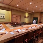 鮨 さかい - 流汗悟道（りゅうかんごどう）
      「人間は汗を流して体験して、本当の事が見えてくる」
      堺大将の鮨の道を照らす言葉なのでしょうね