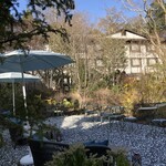 万平ホテル メインダイニングルーム - 裏庭へ出て散策してみる