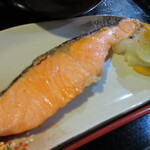 おいしい台所12カ月 - 銀鮭焼き。横に添えらたのは甘酢漬け