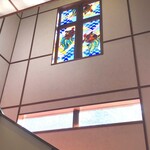 万平ホテル メインダイニングルーム - ロビー上のステンドグラス　万平屋のシンボルの亀