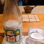 鮨 さかい - 飲み物①FUJI ミネラルウォーター(ミネラルウォーター、山梨)(税込880円)
