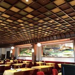 万平ホテル メインダイニングルーム - メインダイニング　天井の意匠はステンドグラスを引き立てるため、あえてあっさり気味にしたそうです