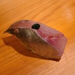 鮨 さかい - ⑪真鯵(長崎県産)
      産卵は春～夏、旬は秋～冬
      産卵前でサイズは小振りですが、肉厚で脂のりはバッチリ、香りも良いですね
      ジワッと拡がる旨みを堪能