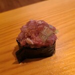 鮨 さかい - ⑥葱トロ(岩手県大船渡産、206kg、定置網、やま幸)軍艦巻き
      脂がのった中落ちを葱と山葵と合わせ、お凌ぎなのでシャリコマは小さめ
      脂の旨みを感じさせつつスッキリとした後味