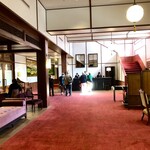 万平ホテル メインダイニングルーム - 明るくて広いロビー　チェックインが丁寧で時間かかる　これ全員チェックイン待ち