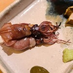 鮨 さかい - ④炭火炙り蛍烏賊(富山県滑川沖産、雌)
      雄は交尾後直ぐ寿命が尽き、雌は産卵場所の滑川沖に集まる為、滑川沖の蛍烏賊はほろ苦さだけでなく、卵の甘みの分だけより美味しい
      炭火で芳ばしさも加わっています
