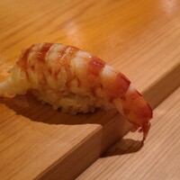 鮨 さかい - ⑰車海老(大分県姫島産)
                    産卵も旬も初夏～初秋
                    茹で立てをお弟子さんが熱々に耐えて剥きます
                    車海老はぷりぷり、温かなシャリがググッと沈み込み、口に入れると華やかな甘みと旨味が押し寄せます