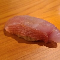 鮨 さかい - ⑩塩〆金目鯛(千葉県銚子産)
                    産卵は夏、旬は秋～晩冬
                    旬も終わり落ち着いた脂のり、寝かせの技で引き出された上品な旨みを楽しむのに良い時期なのかもしれません