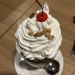 TGI FRIDAYS 名古屋久屋大通店 - アイスクリーム３個に、生クリームとチョコクリームがたっぷり。チェリーと胡桃を乗っけて、カロリーモンスター爆誕！