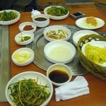 プサンスップルカルビ - 炭火が届くと次は韓国料理には欠かせないキムチ等のおかずがテーブル狭しと並べられました