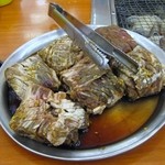 プサンスップルカルビ - ロース焼一人前１００００Ｗ３人分が運ばれてきました