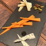 バスクバル・チャコリ - チーズ3種盛り(ミモレット・マンチェゴ(ヤギ)・ヴァルデオン(青かび))ここのブルーチーズ好み